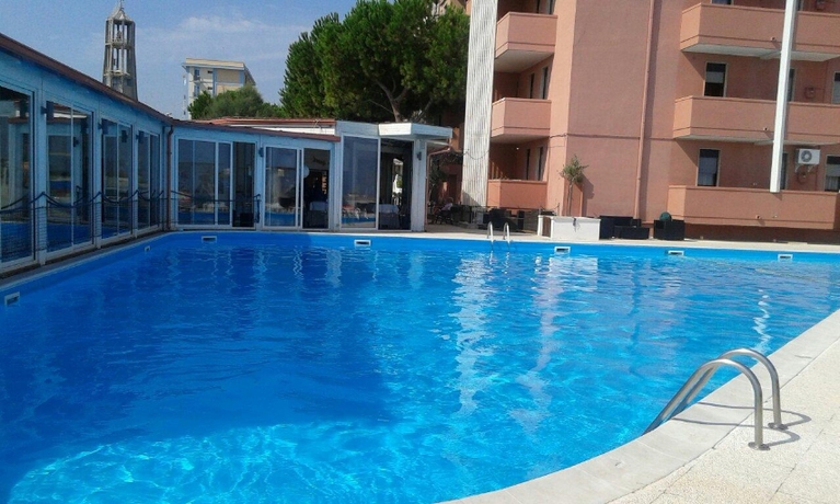 Imagen de la piscina del Hotel Clio. Foto 9