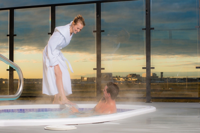 Imagen de la piscina del Hotel Clique Calgary Airport. Foto 15