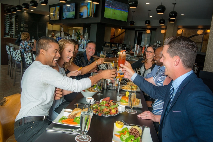 Imagen del bar/restaurante del Hotel Clique Calgary Airport. Foto 3