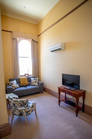 Imagen de la habitación del Hotel Clocktower Suites. Foto 23
