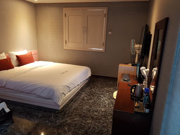 Imagen de la habitación del Hotel Cloud 9 Hotel. Foto 2