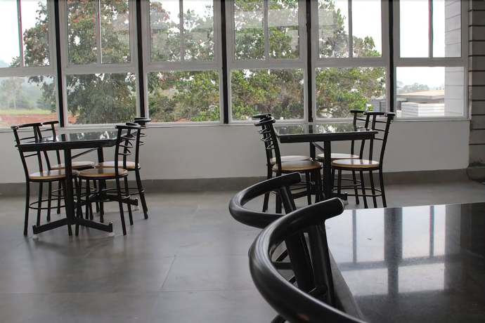 Imagen del bar/restaurante del Hotel Cloud 9 Resort, Yealgiri. Foto 8