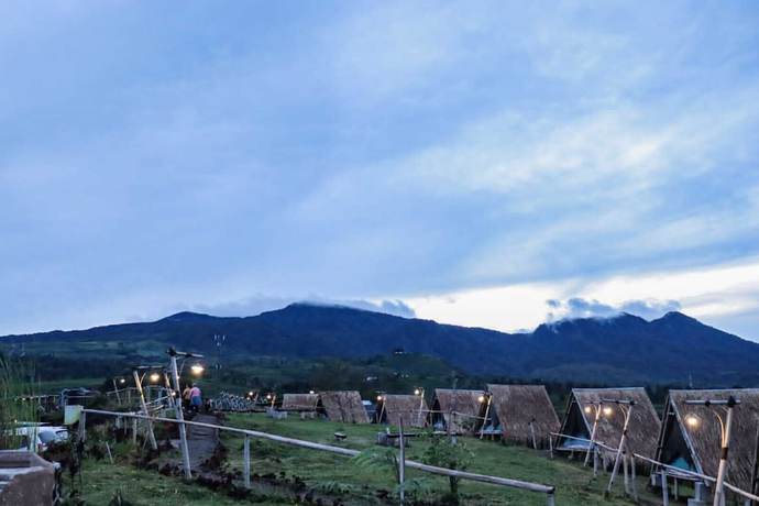 Imagen de los exteriores del Hotel Cloud Hill Camp Ciater. Foto 10