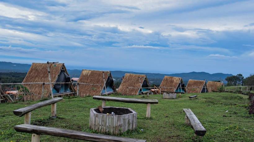 Imagen de los exteriores del Hotel Cloud Hill Camp Ciater. Foto 11