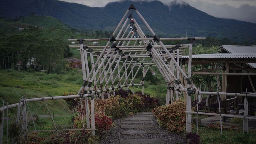 Imagen de los exteriores del Hotel Cloud Hill Camp Ciater. Foto 12