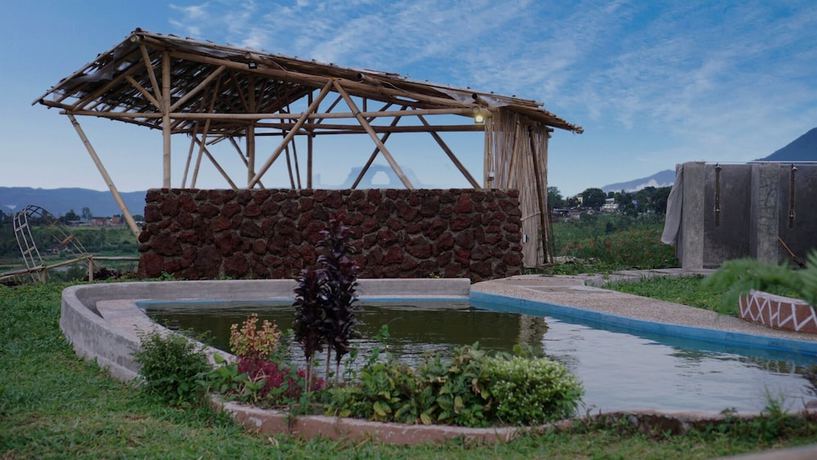 Imagen de la piscina del Hotel Cloud Hill Camp Ciater. Foto 16