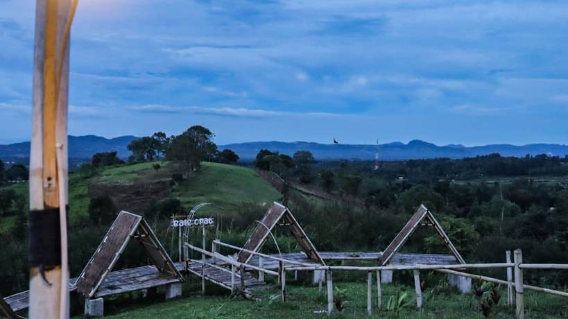 Imagen de los exteriores del Hotel Cloud Hill Camp Ciater. Foto 13