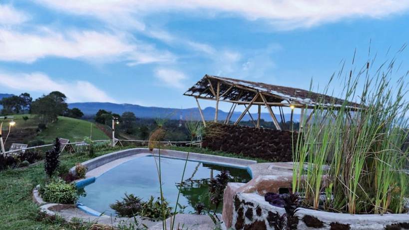 Imagen de la piscina del Hotel Cloud Hill Camp Ciater. Foto 17
