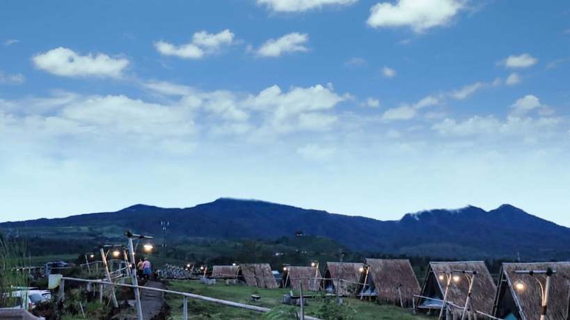 Imagen de los exteriores del Hotel Cloud Hill Camp Ciater. Foto 14