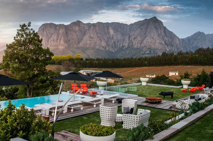 Imagen del bar/restaurante del Hotel Clouds Estate. Foto 5