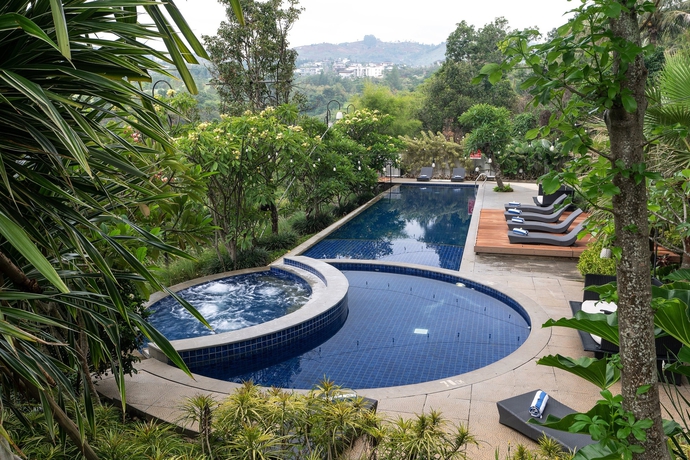 Imagen de la piscina del Hotel Clove Garden and Residence. Foto 16