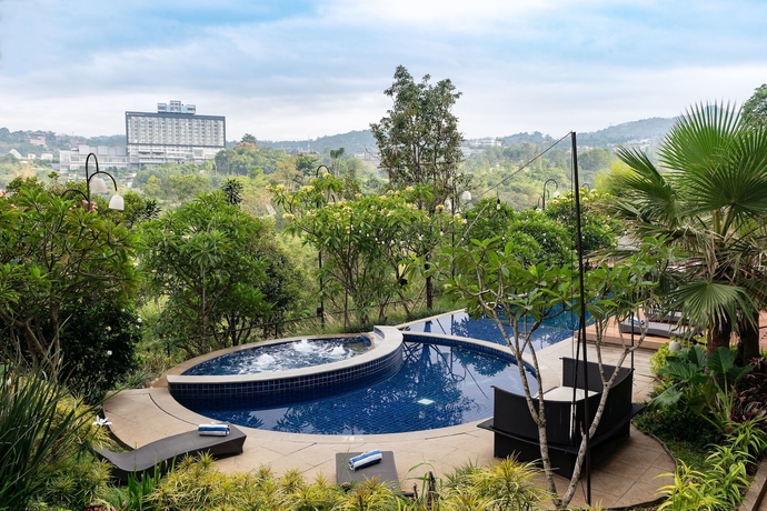 Imagen de la piscina del Hotel Clove Garden and Residence. Foto 17