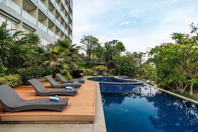 Imagen de la piscina del Hotel Clove Garden and Residence. Foto 18