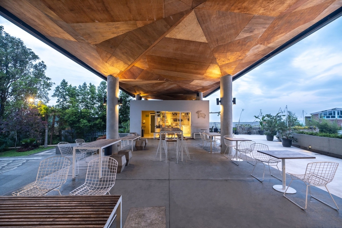 Imagen del bar/restaurante del Hotel Clove Garden and Residence. Foto 3