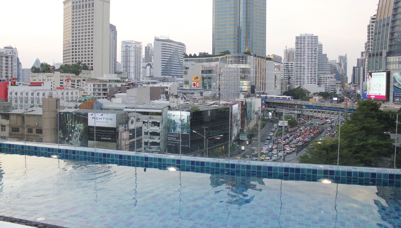 Imagen de la piscina del Hotel Clover Asoke. Foto 14