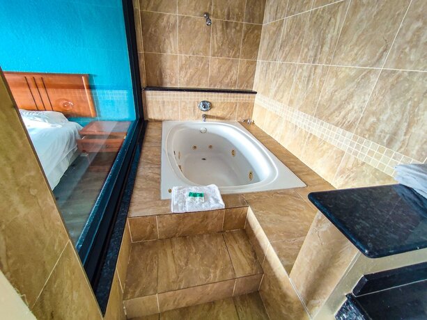 Imagen de la habitación del Hotel Clover Inn And Suites. Foto 11