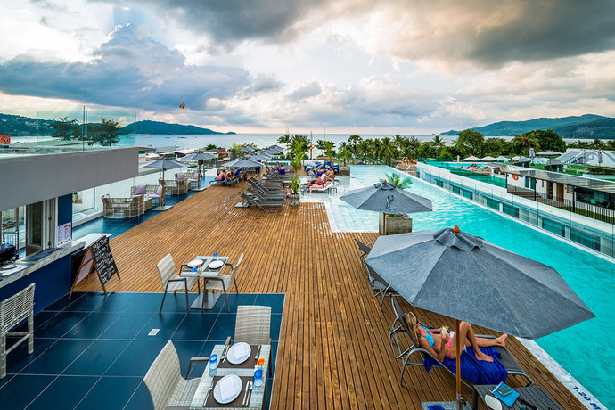 Imagen de la piscina del Hotel Clover Patong Phuket. Foto 16