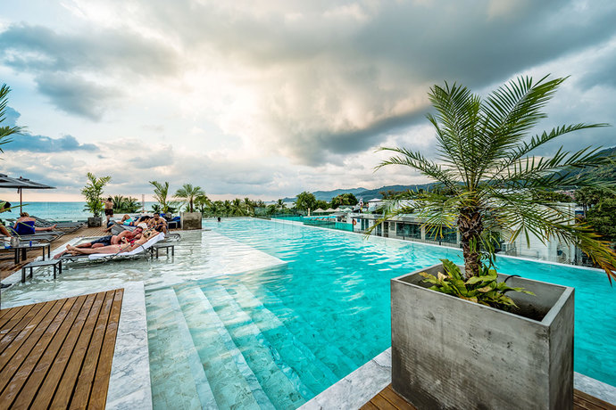 Imagen de la piscina del Hotel Clover Patong Phuket. Foto 17