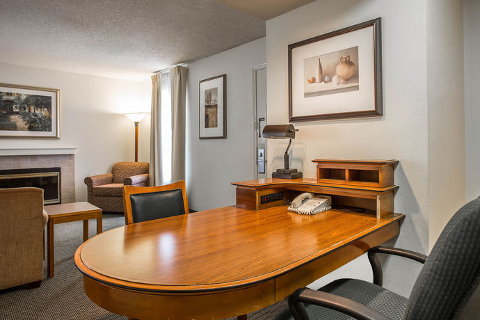 Imagen de los exteriores del Hotel Cloverleaf Suites Columbia. Foto 10