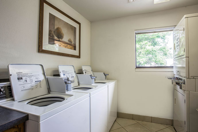 Imagen de los interiores del Hotel Cloverleaf Suites Columbia. Foto 15