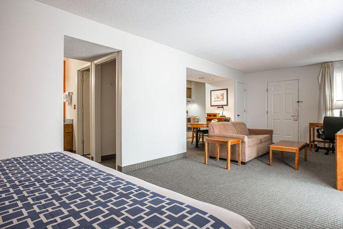 Imagen de los interiores del Hotel Cloverleaf Suites Columbia. Foto 16