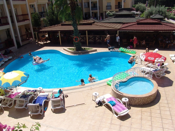 Imagen de la piscina del Hotel Club Amaris Apartment. Foto 14