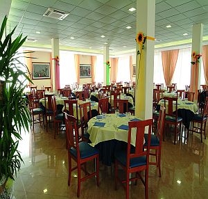 Imagen del bar/restaurante del Hotel Club Angelini. Foto 2