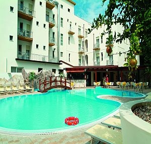 Imagen de la piscina del Hotel Club Angelini. Foto 5