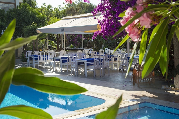 Imagen de la piscina del Hotel Club Antiphellos. Foto 18