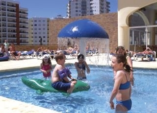 Imagen de la piscina del Hotel Club Avenida Praia. Foto 4