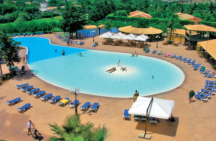 Imagen de la piscina del Hotel Club Baia Samuele. Foto 17
