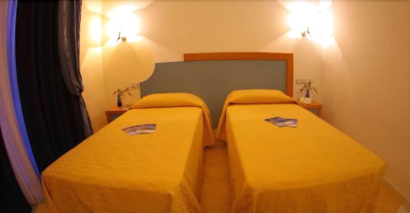 Imagen de la habitación del Hotel Club Cala Longa. Foto 5