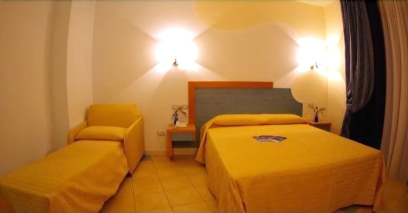 Imagen de la habitación del Hotel Club Cala Longa. Foto 8