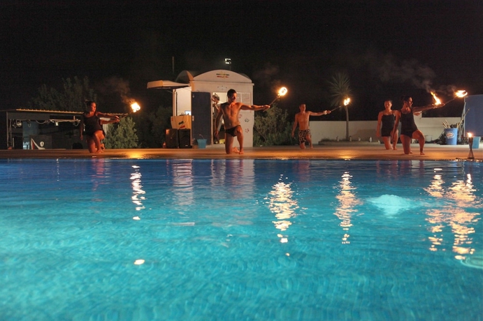 Imagen de la piscina del Hotel Club Cala Longa. Foto 14