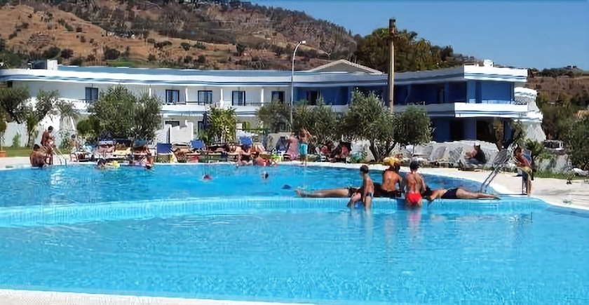 Imagen de la piscina del Hotel Club Cala Longa. Foto 16