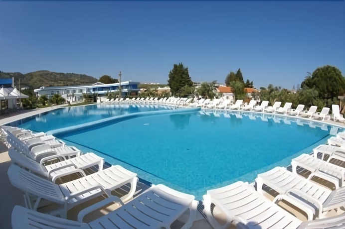 Imagen de la piscina del Hotel Club Cala Longa. Foto 17