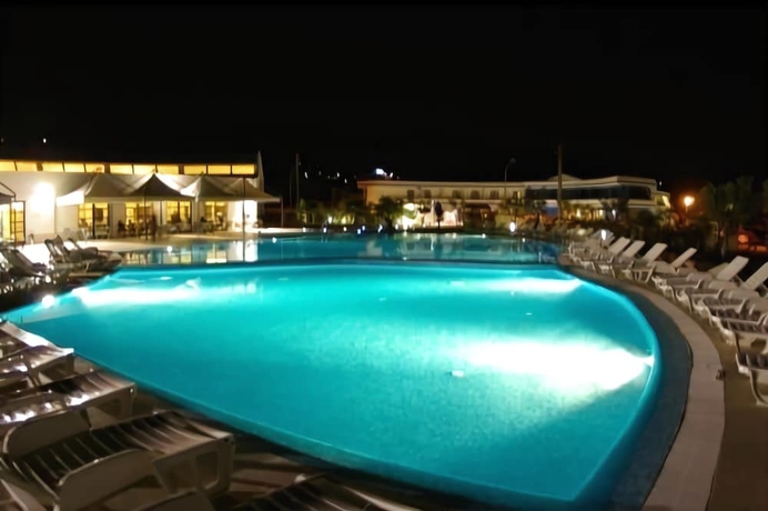 Imagen de la piscina del Hotel Club Cala Longa. Foto 18