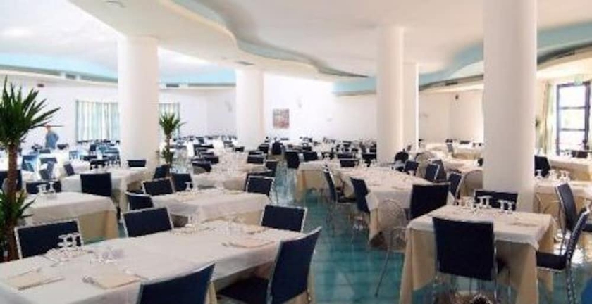 Imagen del bar/restaurante del Hotel Club Cala Longa. Foto 3