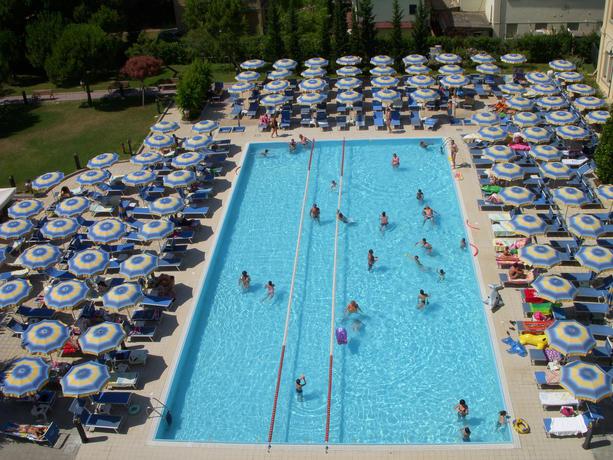 Imagen de la piscina del Hotel Club Dante Cervia. Foto 8