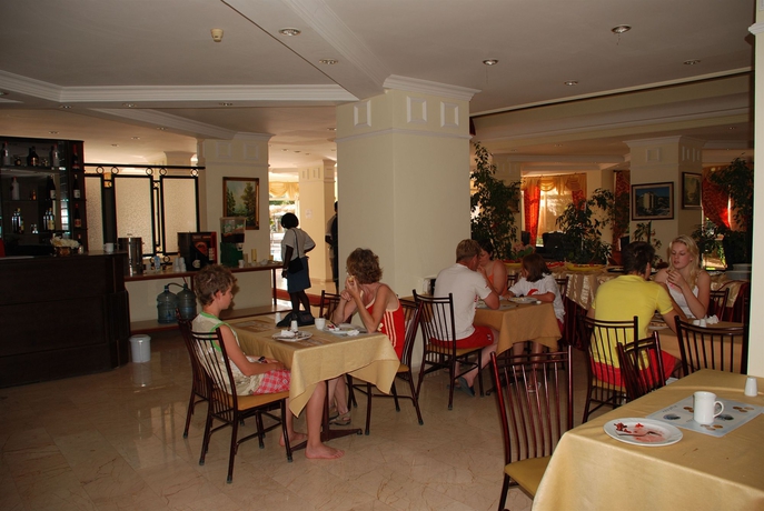 Imagen del bar/restaurante del Hotel Club Dorado. Foto 2