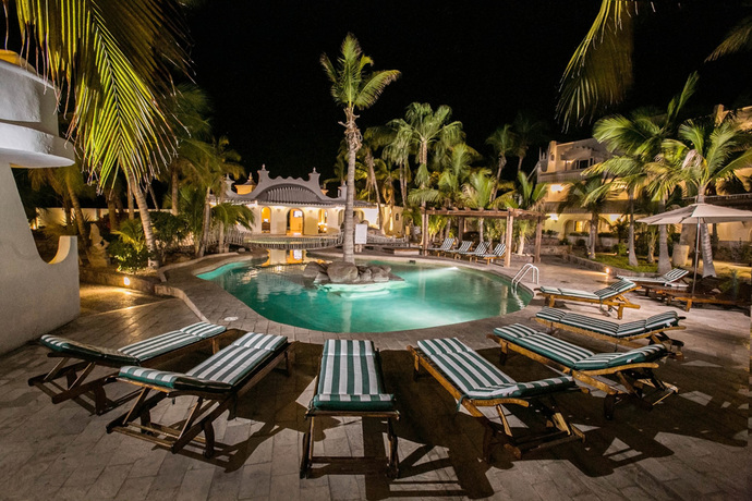 Imagen de la piscina del Hotel Club El Moro Suites. Foto 7