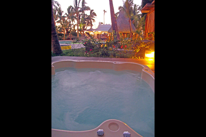 Imagen de la piscina del Hotel Club El Moro Suites. Foto 8