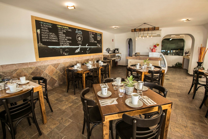 Imagen del bar/restaurante del Hotel Club El Moro Suites. Foto 2