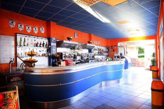 Imagen del bar/restaurante del Hotel Club Eloro. Foto 3