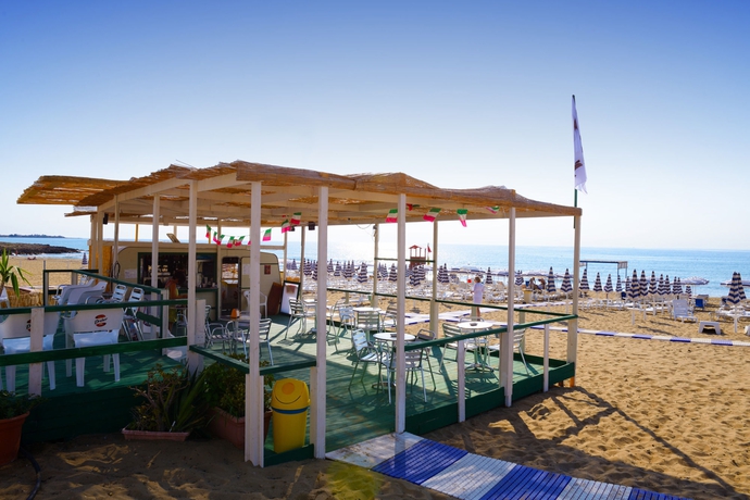 Imagen de los exteriores del Hotel Club Eloro. Foto 12