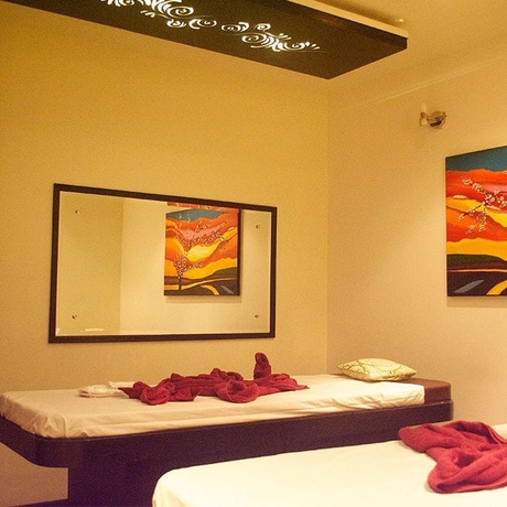 Imagen de la piscina del Hotel Club Emerald. Foto 19