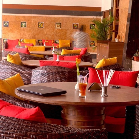 Imagen del bar/restaurante del Hotel Club Emerald. Foto 7