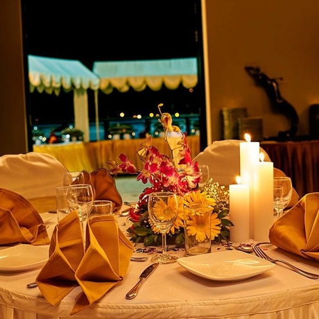 Imagen del bar/restaurante del Hotel Club Emerald. Foto 8