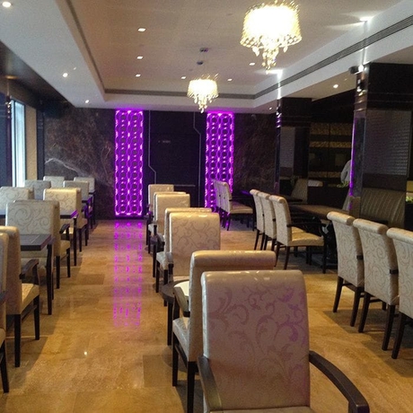 Imagen del bar/restaurante del Hotel Club Emerald. Foto 9