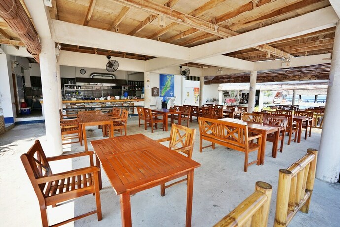 Imagen del bar/restaurante del Hotel Club Hari Dive Resort. Foto 25